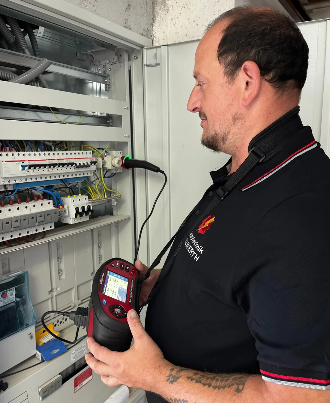 Martin Höllwerth prüft einen elektrischen Verteiler mit moderner Messtechnik
