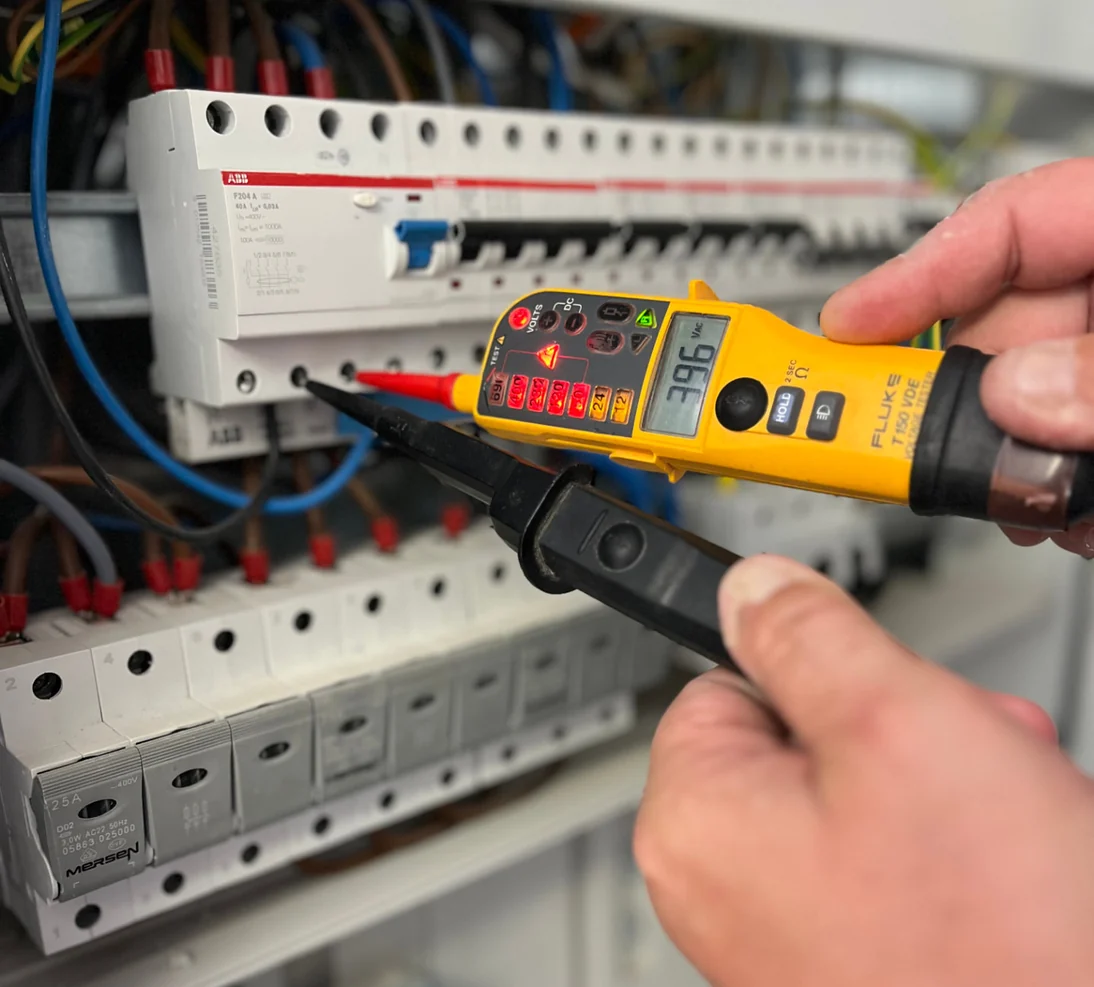 Fachgerechte elektrische Messung an einem geöffneten Verteiler