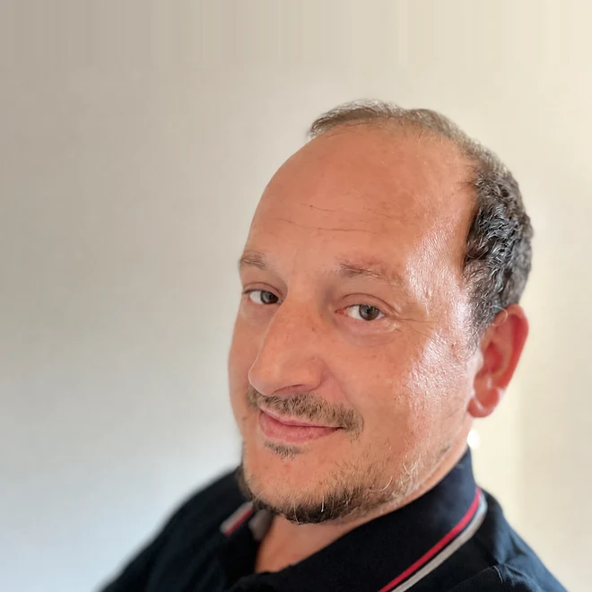 Martin Höllwerth mit der Bildmarke von Elektrotechnik Höllwerth auf seinem Poloshirt