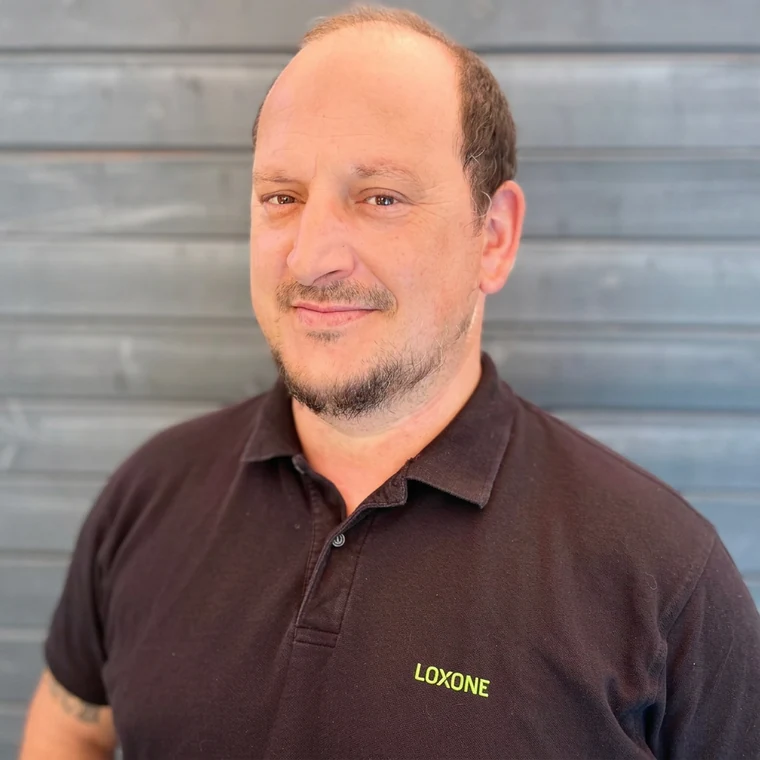 Martin Höllwerth im Loxone-Poloshirt